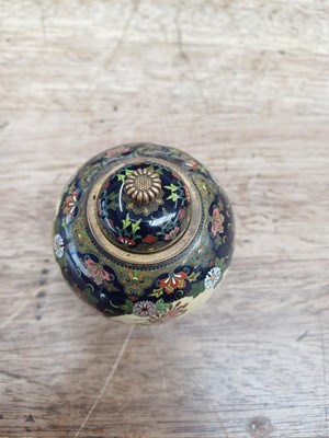 Lot 451 - A FINE JAPANESE CLOISONNÉ ENAMEL JAR AND COVER BY NAMIKAWA YASUYUKI