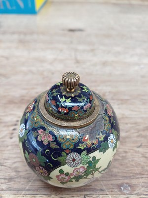 Lot 451 - A FINE JAPANESE CLOISONNÉ ENAMEL JAR AND COVER BY NAMIKAWA YASUYUKI