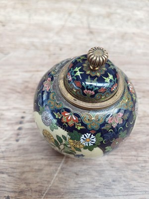 Lot 451 - A FINE JAPANESE CLOISONNÉ ENAMEL JAR AND COVER BY NAMIKAWA YASUYUKI