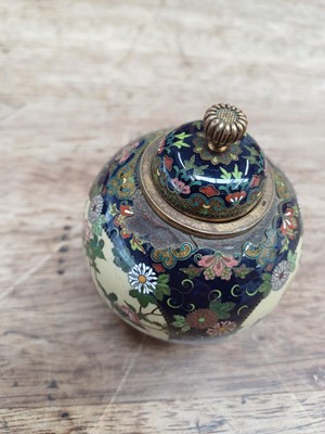 Lot 451 - A FINE JAPANESE CLOISONNÉ ENAMEL JAR AND COVER BY NAMIKAWA YASUYUKI