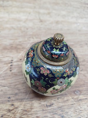 Lot 451 - A FINE JAPANESE CLOISONNÉ ENAMEL JAR AND COVER BY NAMIKAWA YASUYUKI