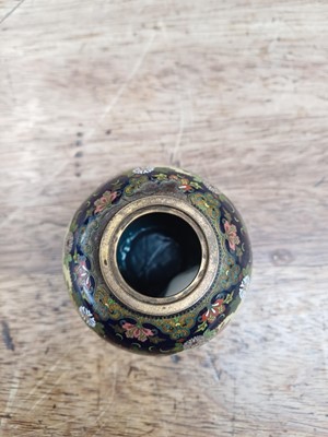 Lot 451 - A FINE JAPANESE CLOISONNÉ ENAMEL JAR AND COVER BY NAMIKAWA YASUYUKI