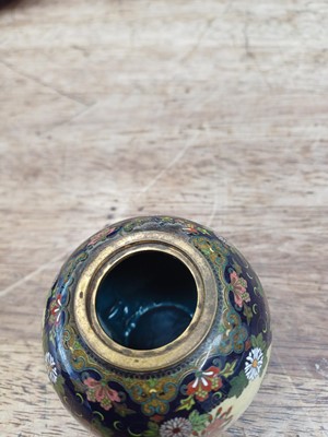 Lot 451 - A FINE JAPANESE CLOISONNÉ ENAMEL JAR AND COVER BY NAMIKAWA YASUYUKI