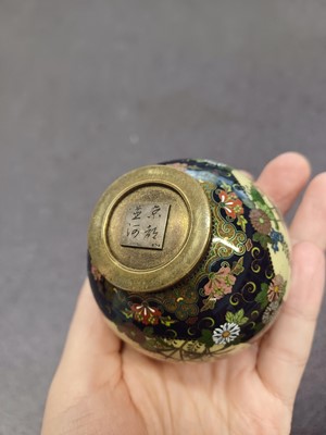 Lot 451 - A FINE JAPANESE CLOISONNÉ ENAMEL JAR AND COVER BY NAMIKAWA YASUYUKI