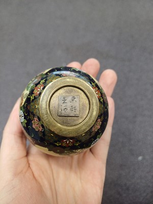 Lot 451 - A FINE JAPANESE CLOISONNÉ ENAMEL JAR AND COVER BY NAMIKAWA YASUYUKI