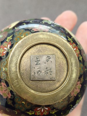 Lot 451 - A FINE JAPANESE CLOISONNÉ ENAMEL JAR AND COVER BY NAMIKAWA YASUYUKI