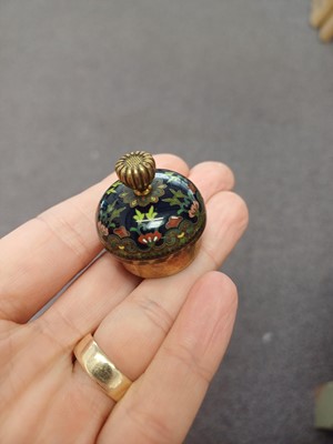 Lot 451 - A FINE JAPANESE CLOISONNÉ ENAMEL JAR AND COVER BY NAMIKAWA YASUYUKI