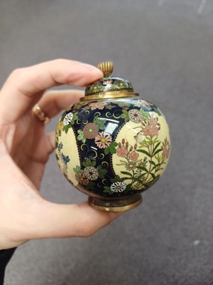 Lot 451 - A FINE JAPANESE CLOISONNÉ ENAMEL JAR AND COVER BY NAMIKAWA YASUYUKI