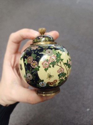 Lot 451 - A FINE JAPANESE CLOISONNÉ ENAMEL JAR AND COVER BY NAMIKAWA YASUYUKI