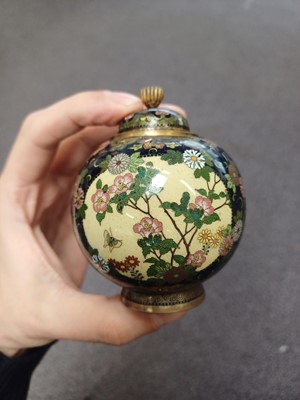 Lot 451 - A FINE JAPANESE CLOISONNÉ ENAMEL JAR AND COVER BY NAMIKAWA YASUYUKI