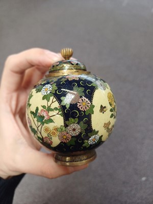 Lot 451 - A FINE JAPANESE CLOISONNÉ ENAMEL JAR AND COVER BY NAMIKAWA YASUYUKI