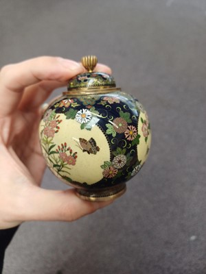 Lot 451 - A FINE JAPANESE CLOISONNÉ ENAMEL JAR AND COVER BY NAMIKAWA YASUYUKI