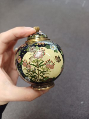 Lot 451 - A FINE JAPANESE CLOISONNÉ ENAMEL JAR AND COVER BY NAMIKAWA YASUYUKI