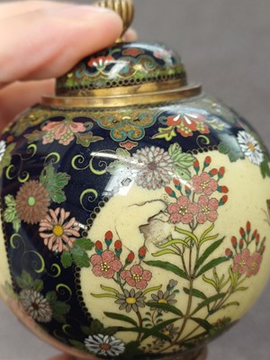 Lot 451 - A FINE JAPANESE CLOISONNÉ ENAMEL JAR AND COVER BY NAMIKAWA YASUYUKI
