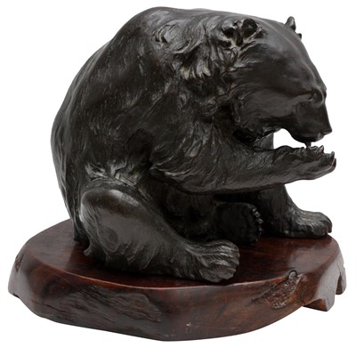 Lot 458 - A JAPANESE BRONZE OKIMONO OF A BEAR BY GENRYUSAI SEIYA