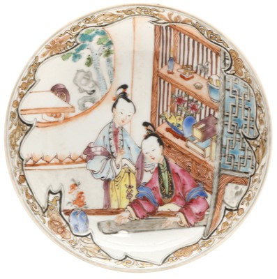 Lot 322 - A CHINESE EXPORT 'MANDARIN PALETTE' SAUCER