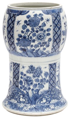 Lot 521 - A CHINESE BLUE AND WHITE 'FLORAL' VASE