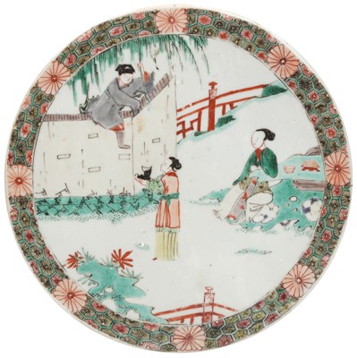Lot 30 - A CHINESE FAMILLE-VERTE 'FIGURATIVE' ROUND PLAQUE