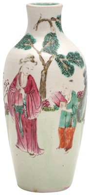 Lot 562 - A SMALL CHINESE FAMILLE-ROSE 'LADY AND CHILD' VASE