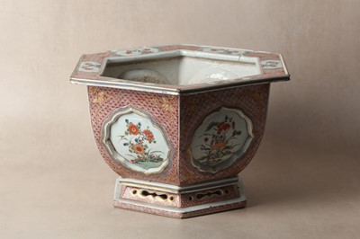 Lot 8 - A LARGE CHINESE FAMILLE-VERTE AND IMARI HEXAGONAL 'FLORAL' JARDINIÈRE