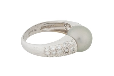 Lot 230 - BOODLES l A PEARL AND DIAMOND RING, CIRCA 1998