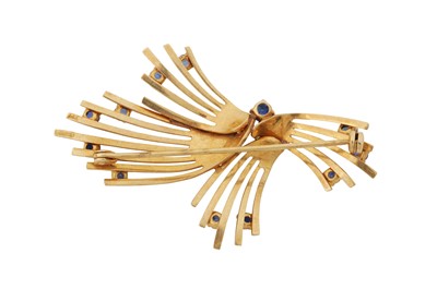 Lot 214 - A SAPPHIRE BROOCH
