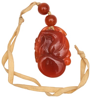 Lot 168 - A CHINESE CARVED AGATE 'GOURD' PENDANT