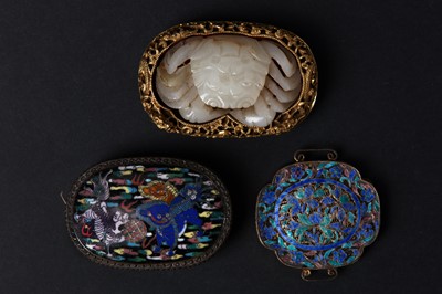 Lot 86 - A CHINESE BELT BUCKLE INLAID WITH A CARVED JADE CRAB TOGETHER WITH TWO FURTHER BELT HOOKS