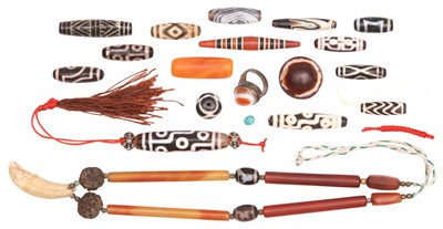 Lot 633 - A GROUP OF TIBETAN AGATE AND DZI BEADS
