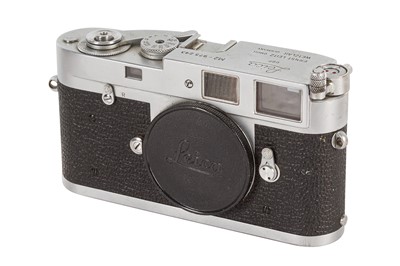 Lot 220 - A Leica M2 Rangefinder Camera Body