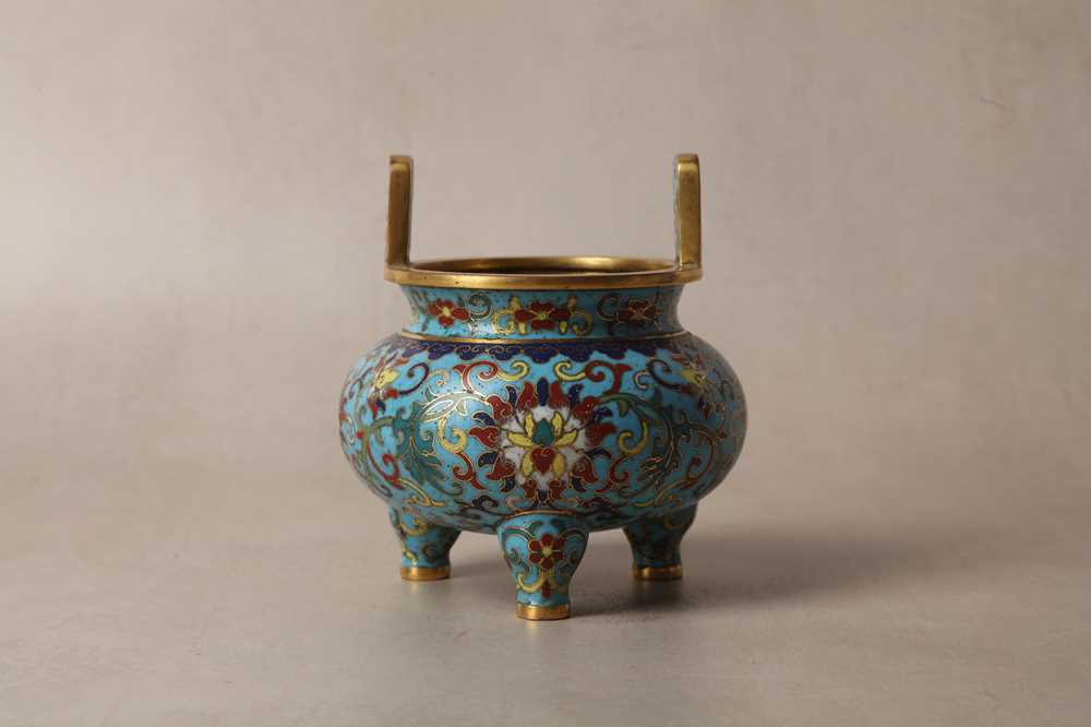 22 - A FINE CHINESE CLOISONNÉ ENAMEL 'LOTUS' TRIPOD CENSER
