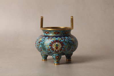 Lot 22 - A FINE CHINESE CLOISONNÉ ENAMEL 'LOTUS' TRIPOD CENSER