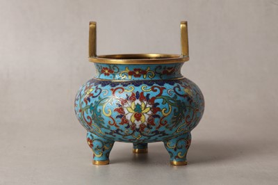 Lot 22 - A FINE CHINESE CLOISONNÉ ENAMEL 'LOTUS' TRIPOD CENSER