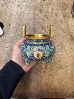 Lot 22 - A FINE CHINESE CLOISONNÉ ENAMEL 'LOTUS' TRIPOD CENSER