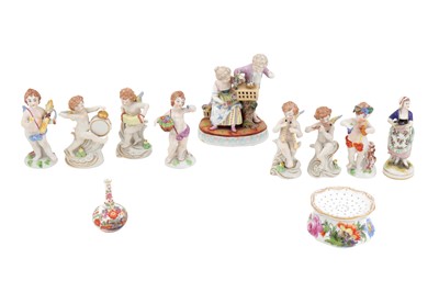 Lot 102 - A GROUP OF ASSORTED GERMAN & CONTINENTAL PORCELAIN ITEMS