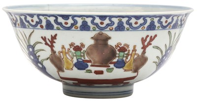 Lot 221 - A CHINESE WUCAI 'ANTIQUES' BOWL