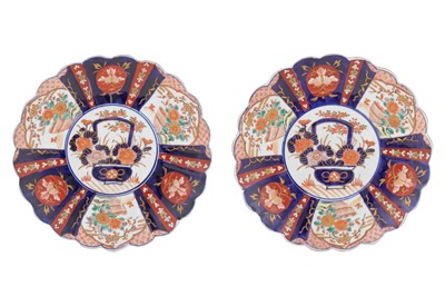 Lot 41 - A PAIR OF LATE 19TH/EARLY 20TH CENTURY JAPANESE IMARI DISHES