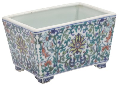Lot 568 - A SMALL CHINESE DOUCAI JARDINIÈRE