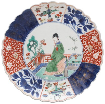 Lot 33 - A CHINESE FAMILLE-VERTE IMARI 'LADY AND FLOWER' DISH