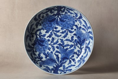Lot 9 - A FINE CHINESE BLUE AND WHITE 'PERSIMMON AND FINGER CITRON' DISH