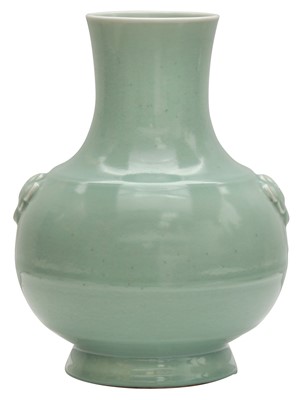 Lot 552 - A CHINESE MONOCHROME CELADON-GLAZED VASE, HU