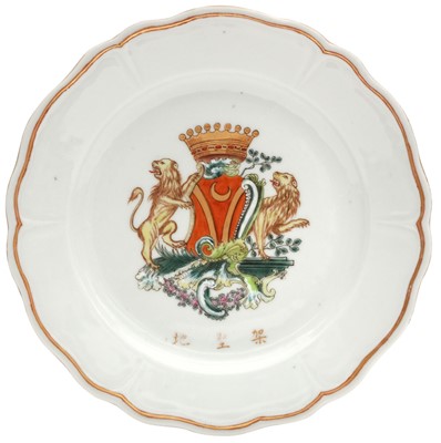 Lot 306 - A RARE CHINESE EXPORT ARMORIAL 'CHINESE INSCRIBED' DISH
