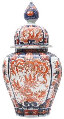 Lot 481 - A JAPANESE IMARI JAR AND COVER