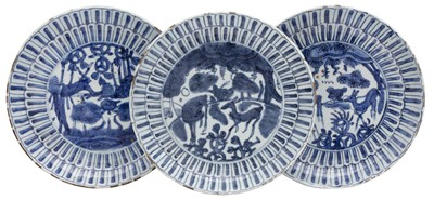 Lot 269 - A SET OF THREE CHINESE BLUE AND WHITE 'KRAAK' 'DEER' DISHES