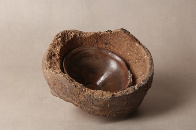 Lot 103 - A CHINESE HENAN BLACK-GLAZED 'TENMOKU' TEABOWL IN ORIGINAL KILN SAGGAR