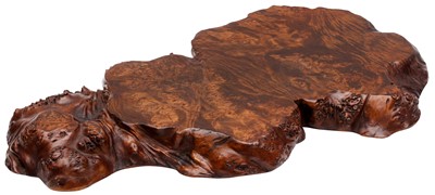 Lot 469 - A LARGE JAPANESE POLISHED BURL WOOD PRESENTATION STAND