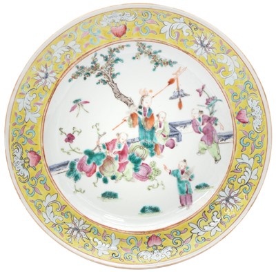 Lot 703 - A CHINESE FAMILLE-ROSE 'FIGURATIVE' DISH