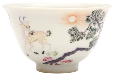 Lot 536 - A CHINESE FAMILLE-ROSE 'DEER AND CRANE' CUP