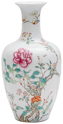 Lot 595 - A CHINESE FAMILLE-ROSE 'BLOSSOMS' VASE