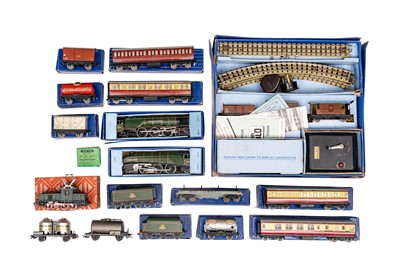 Lot 270 - A MIXED HORNBY DUBLO 3 RAIL GROUP